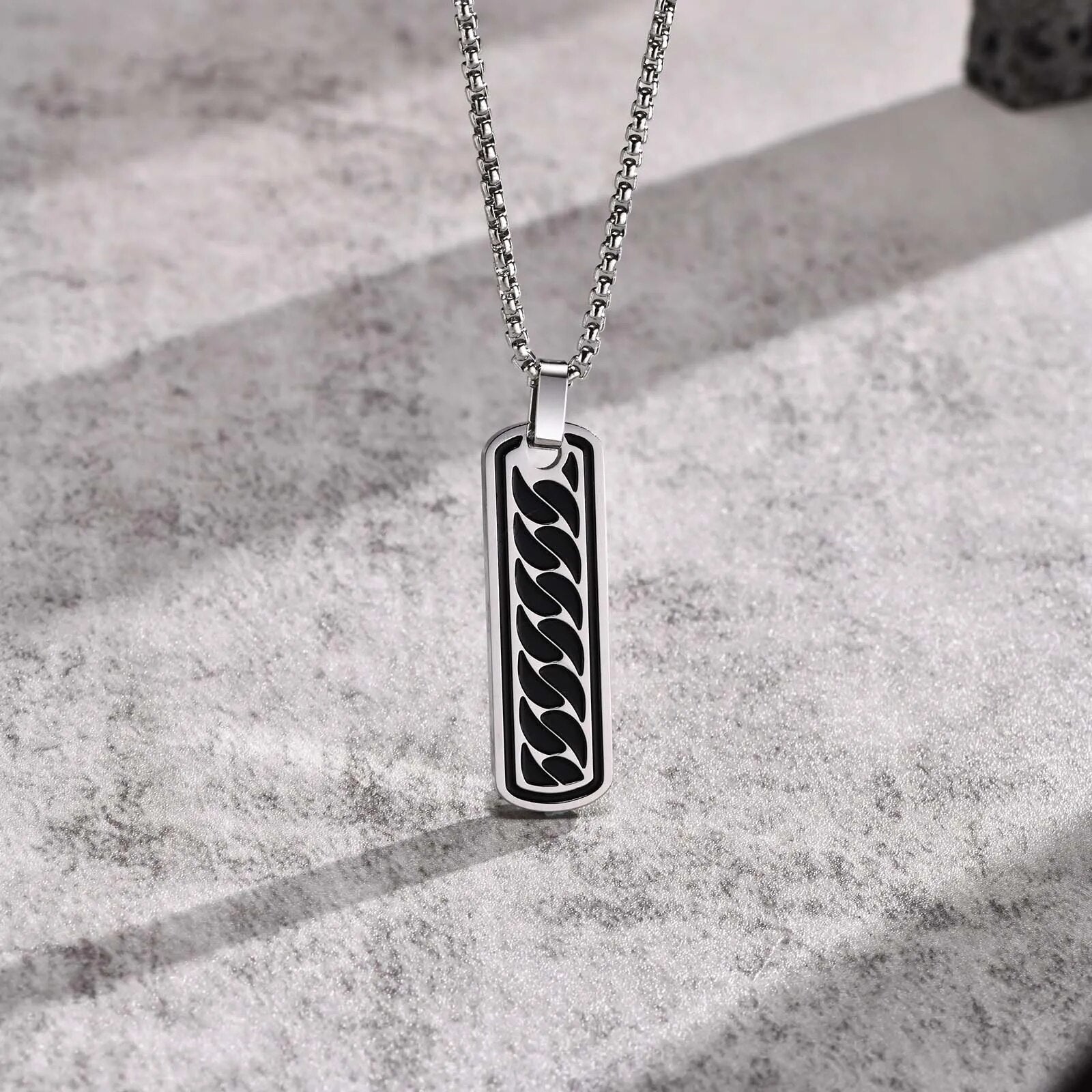 Colar masculino com pingente preto texturizado em aço inox estilo urbano
