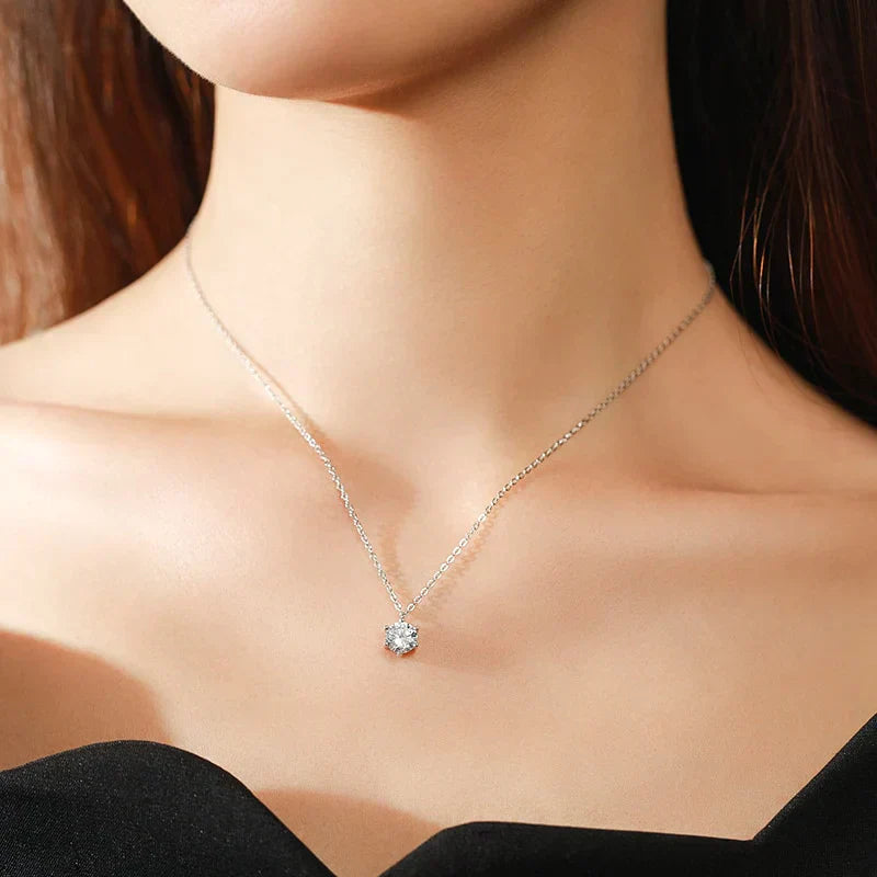 Colar feminino com pingente cravejado em prata com ponto de luz central