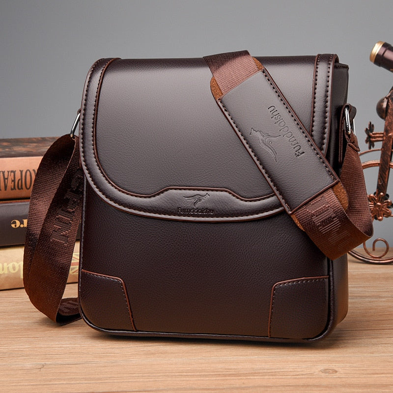 Bolsa masculina de couro legítimo com design clássico, ideal para o dia a dia e ambientes corporativos. Modelo resistente e funcional com compartimentos internos e alça ajustável.