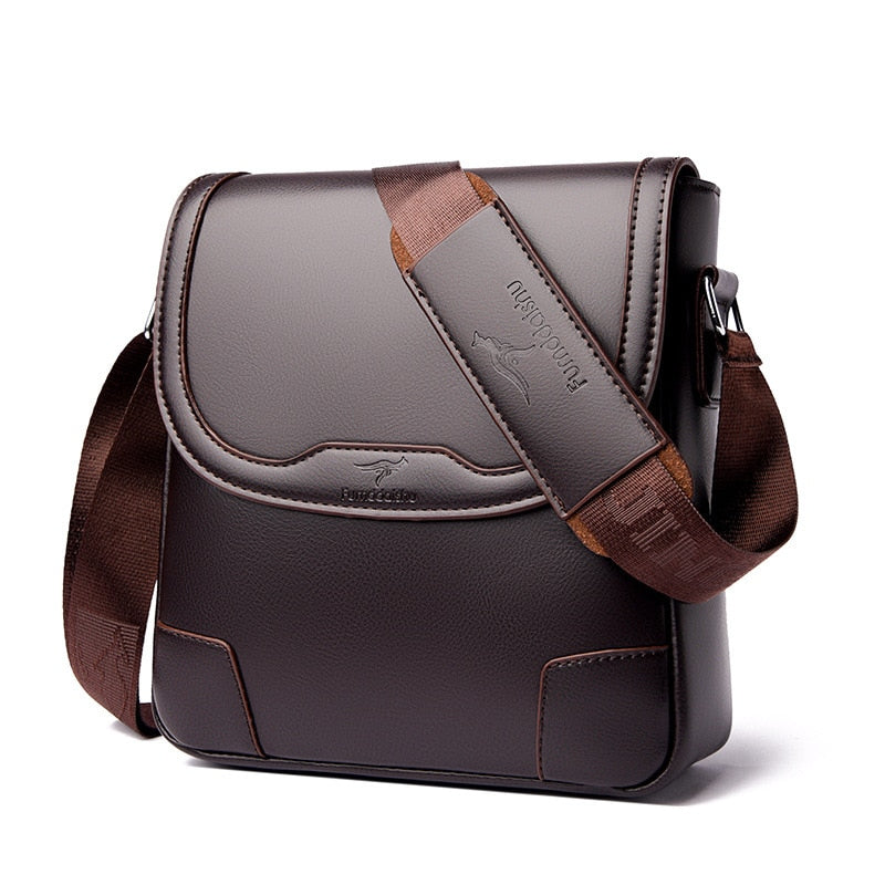 Bolsa masculina de couro legítimo com design clássico, ideal para o dia a dia e ambientes corporativos. Modelo resistente e funcional com compartimentos internos e alça ajustável.