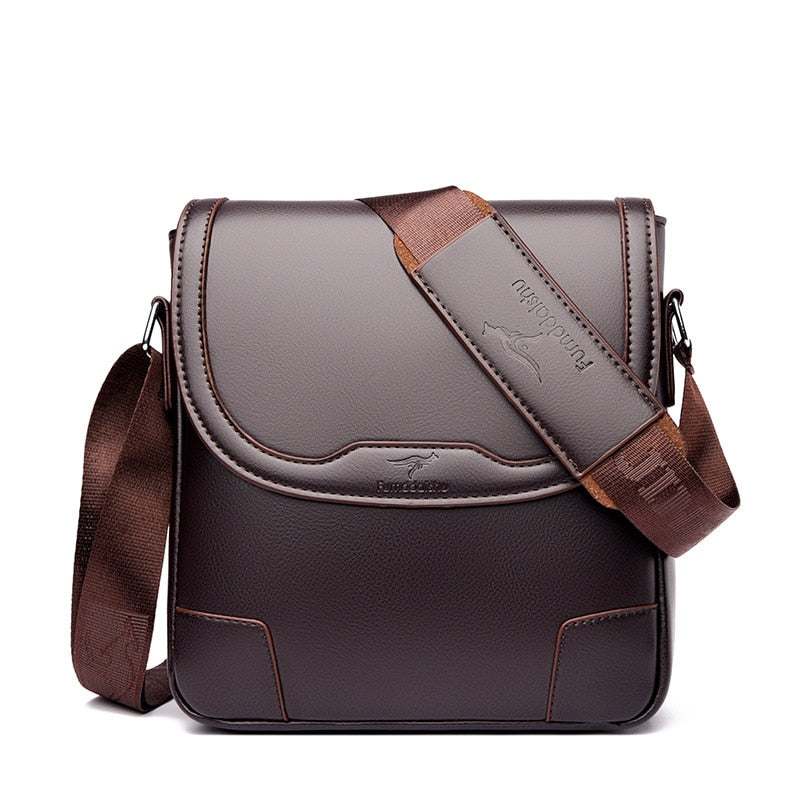 Bolsa masculina de couro legítimo com design clássico, ideal para o dia a dia e ambientes corporativos. Modelo resistente e funcional com compartimentos internos e alça ajustável.