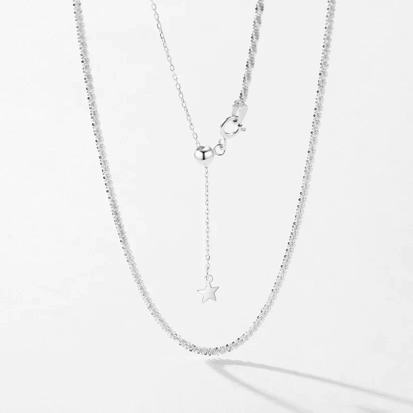 Colar feminino delicado em prata fina com brilho reflexivo das estrelas
