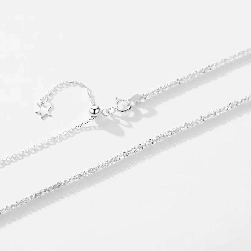 Colar feminino delicado em prata fina com brilho reflexivo das estrelas