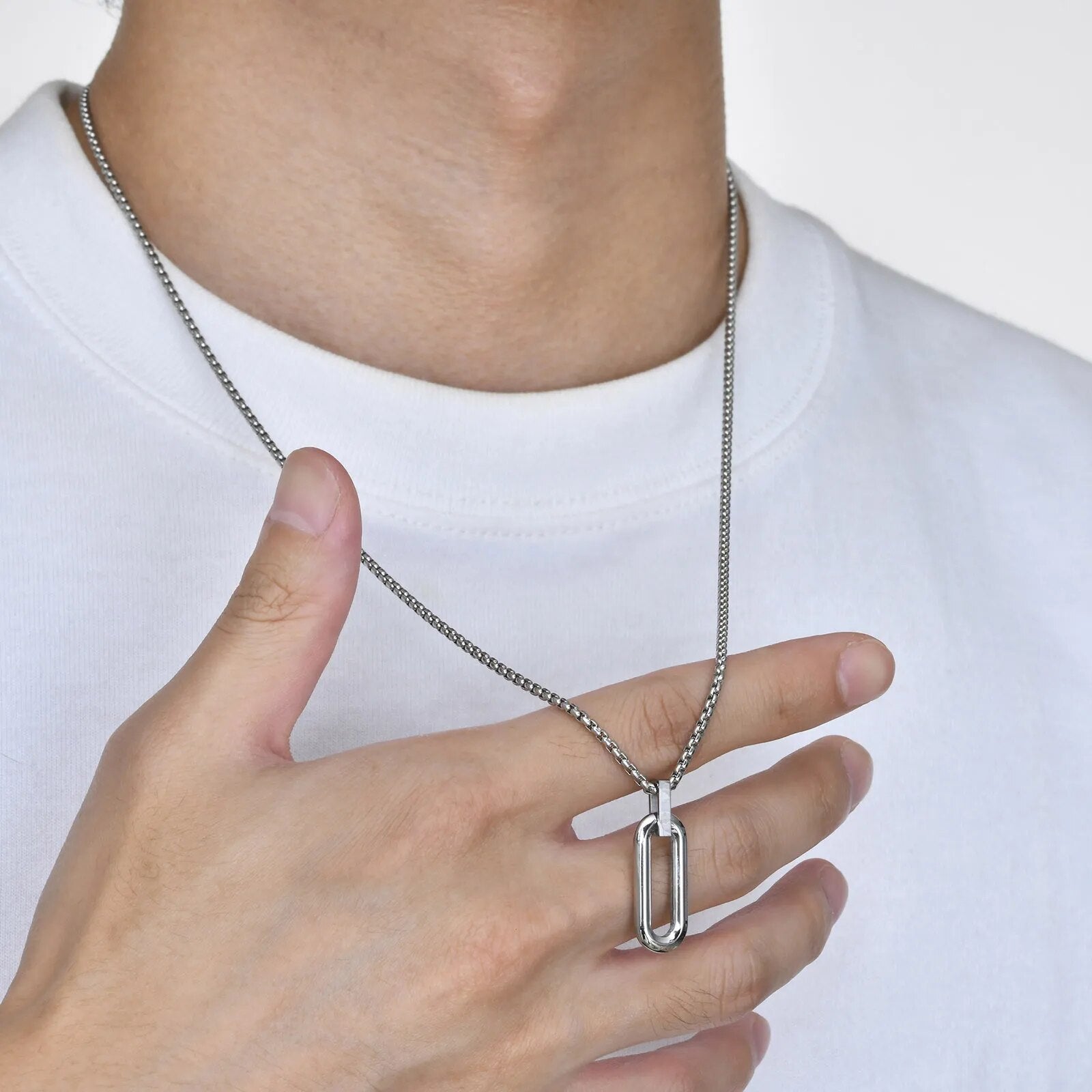 Colar masculino com pingente minimalista oval em prata inox design clean