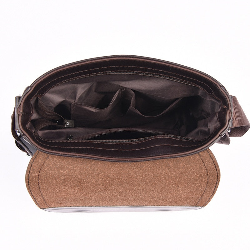 Bolsa masculina de couro legítimo com design clássico, ideal para o dia a dia e ambientes corporativos. Modelo resistente e funcional com compartimentos internos e alça ajustável.