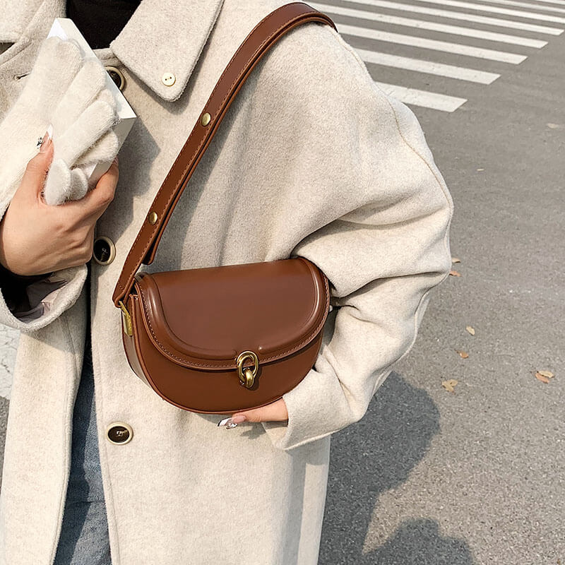 Bolsa baguete feminina com alça fina, estilo minimalista e fechamento prático. Modelo versátil para o dia a dia e eventos noturnos.