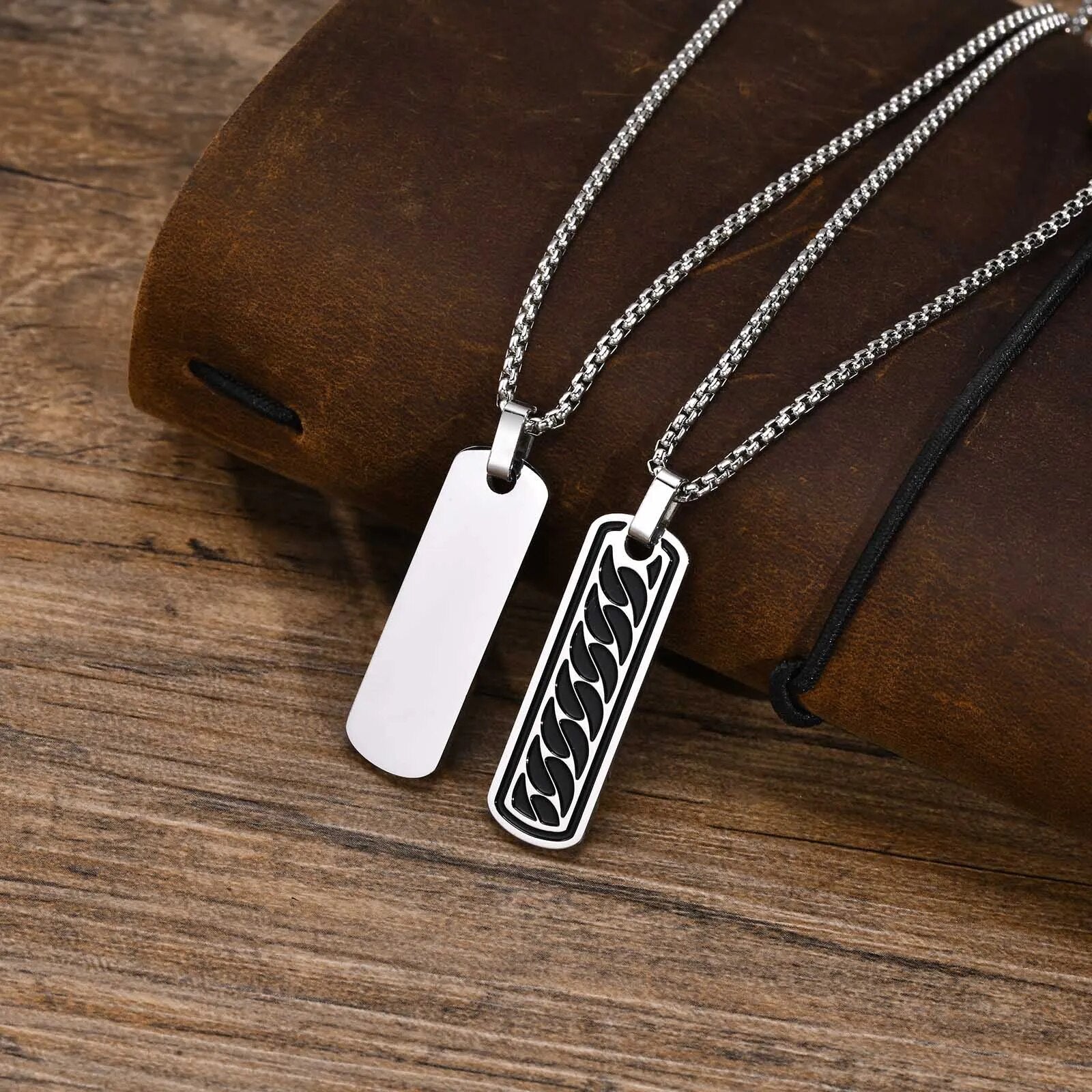 Colar masculino com pingente preto texturizado em aço inox estilo urbano