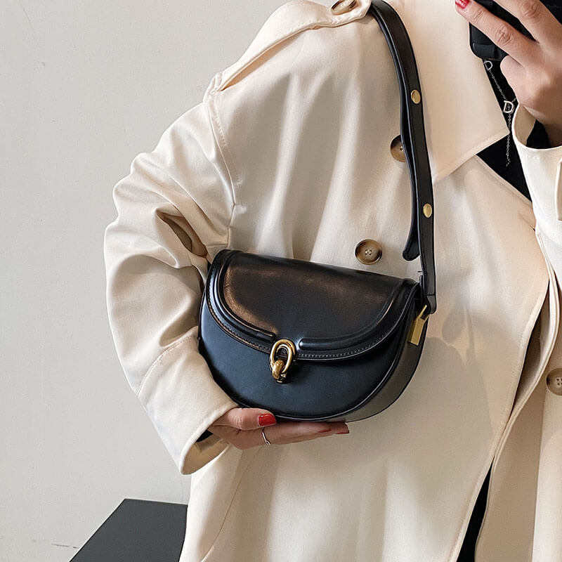 Bolsa baguete feminina com alça fina, estilo minimalista e fechamento prático. Modelo versátil para o dia a dia e eventos noturnos.