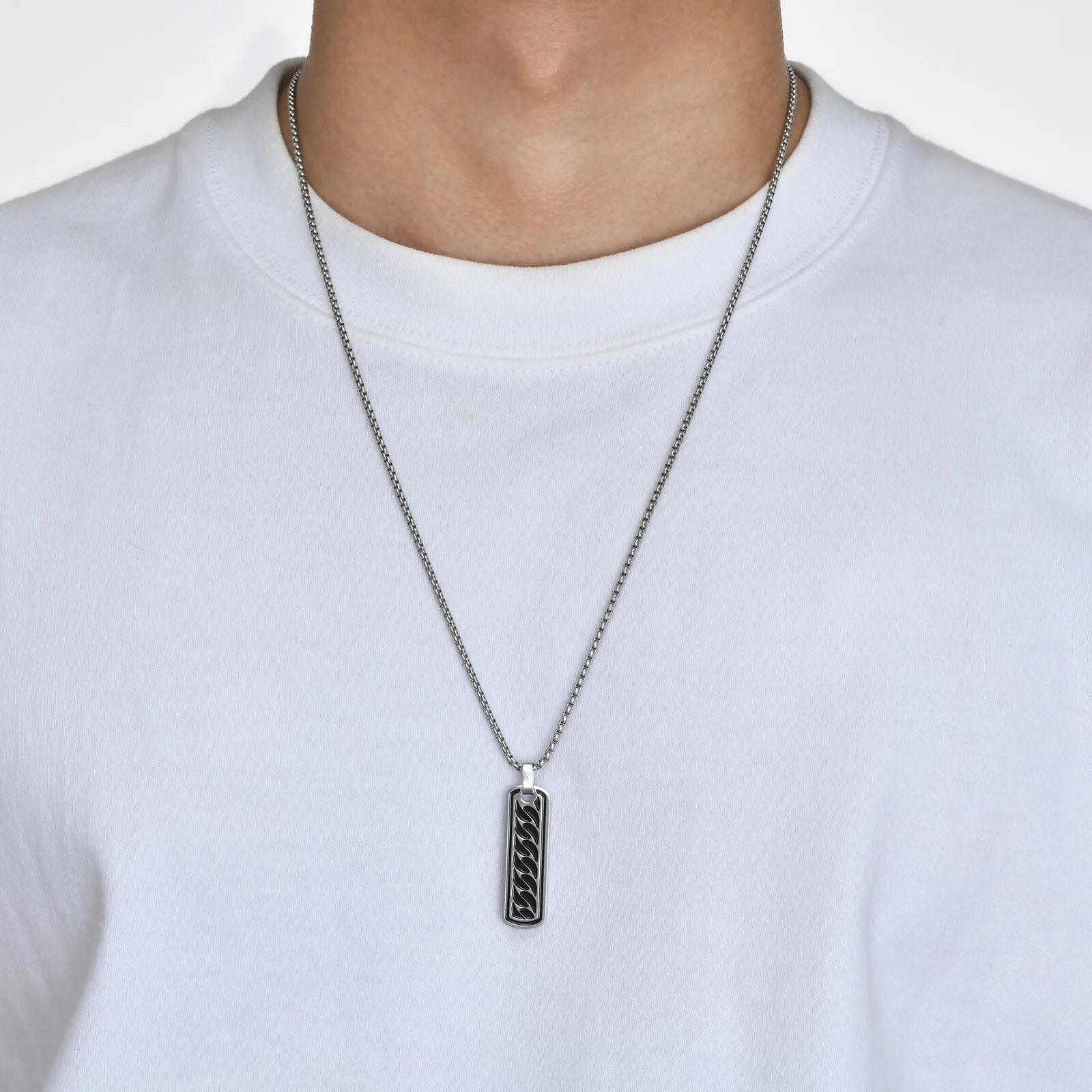 Colar masculino com pingente preto texturizado em aço inox estilo urbano