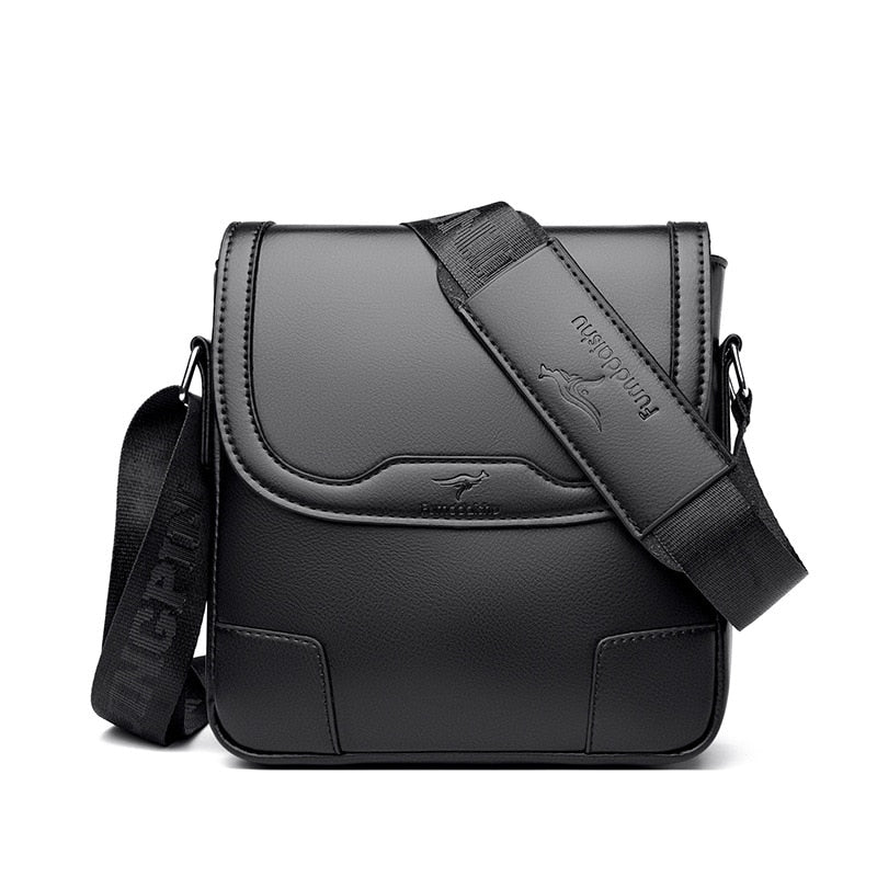 Bolsa masculina de couro legítimo com design clássico, ideal para o dia a dia e ambientes corporativos. Modelo resistente e funcional com compartimentos internos e alça ajustável.
