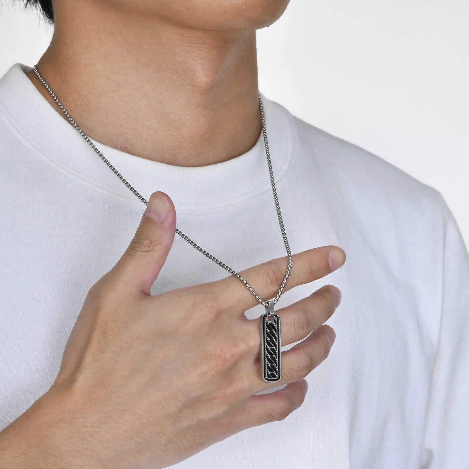Colar masculino com pingente preto texturizado em aço inox estilo urbano