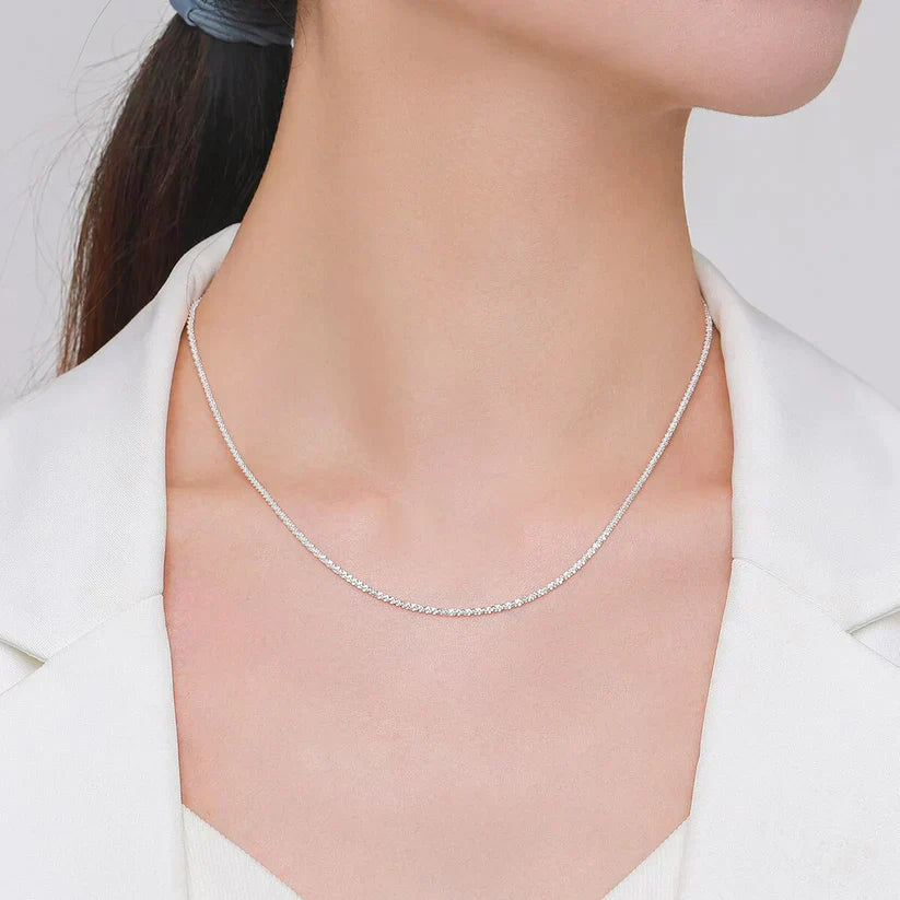Colar feminino delicado em prata fina com brilho reflexivo das estrelas