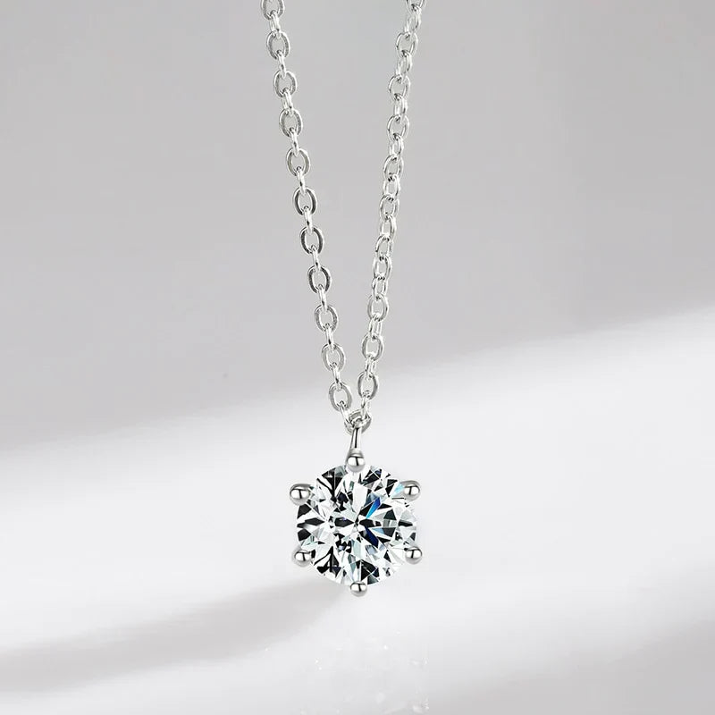 Colar feminino com pingente cravejado em prata com ponto de luz central