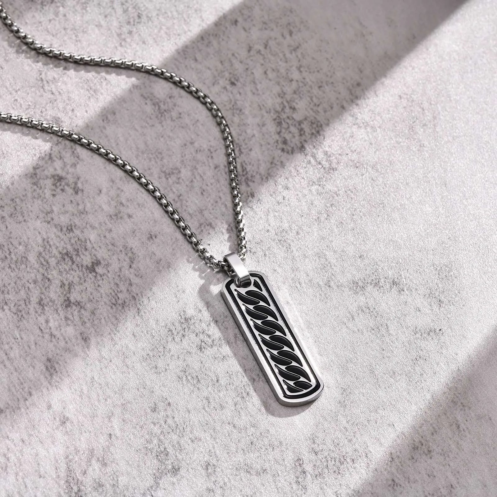 Colar masculino com pingente preto texturizado em aço inox estilo urbano