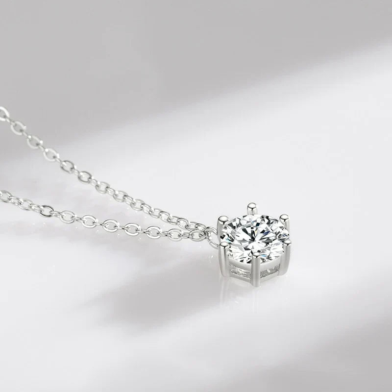 Colar feminino com pingente cravejado em prata com ponto de luz central