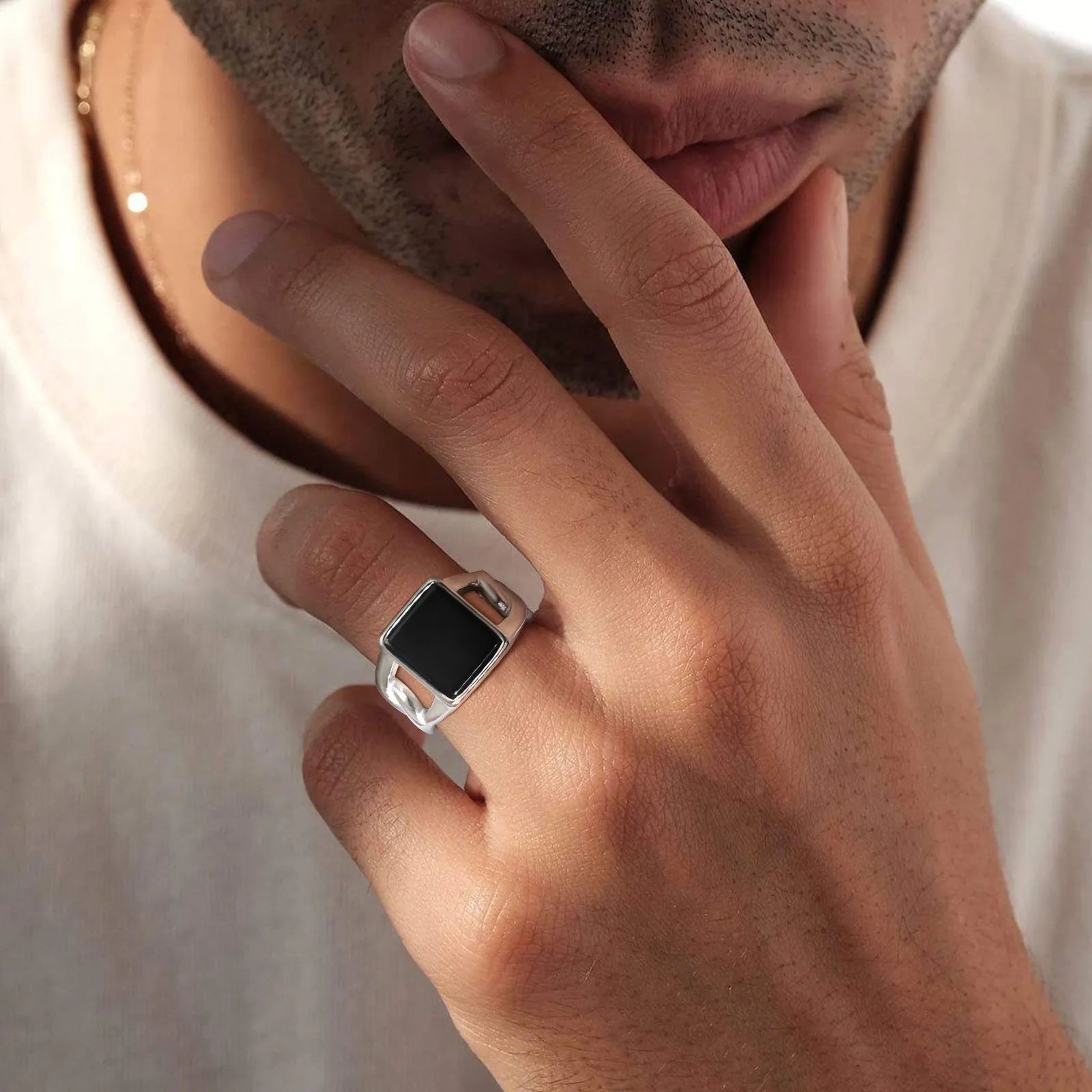 Anel masculino com design de corrente cubana em aço prateado. Uma peça robusta e estilosa, ideal para homens que desejam destacar autenticidade e atitude em seu visual.