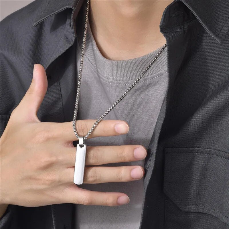 Colar masculino com pingente retangular em aço inox polido estilo moderno