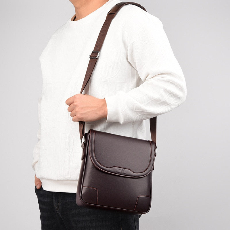 Bolsa masculina de couro legítimo com design clássico, ideal para o dia a dia e ambientes corporativos. Modelo resistente e funcional com compartimentos internos e alça ajustável.