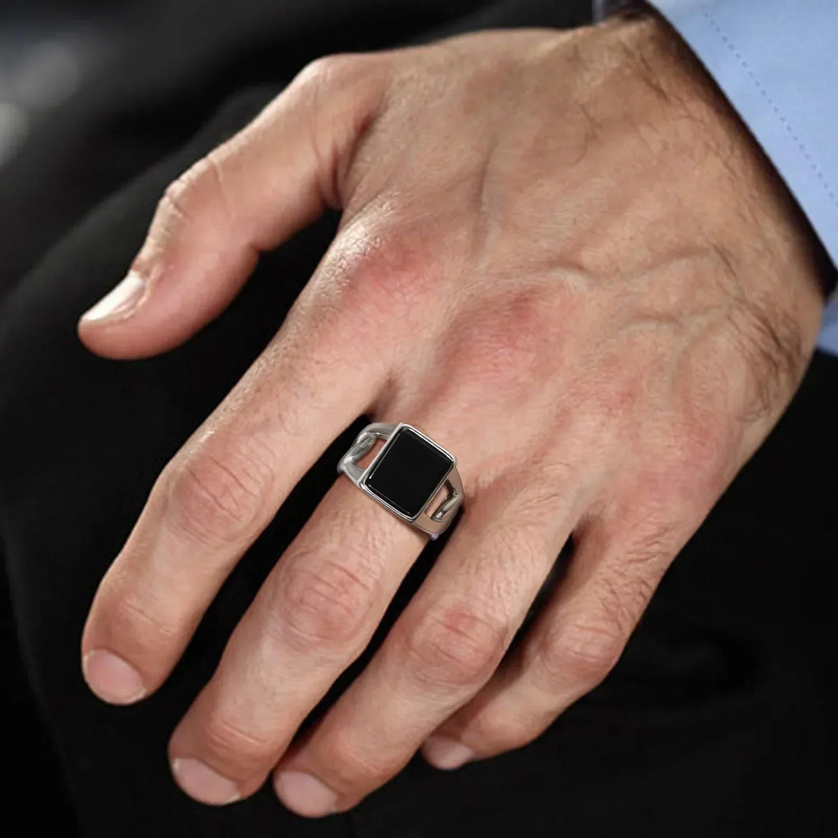 Anel masculino com design de corrente cubana em aço prateado. Uma peça robusta e estilosa, ideal para homens que desejam destacar autenticidade e atitude em seu visual.