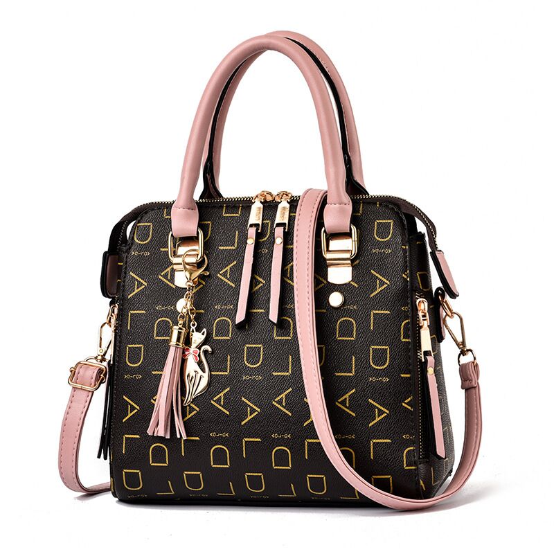 Bolsa feminina estruturada com acabamento premium e design sofisticado. Ideal para compor produções clássicas com elegância e funcionalidade.