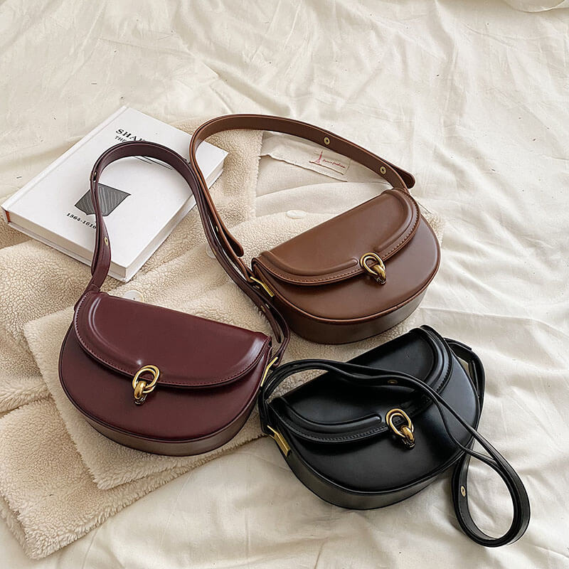 Bolsa baguete feminina com alça fina, estilo minimalista e fechamento prático. Modelo versátil para o dia a dia e eventos noturnos.
