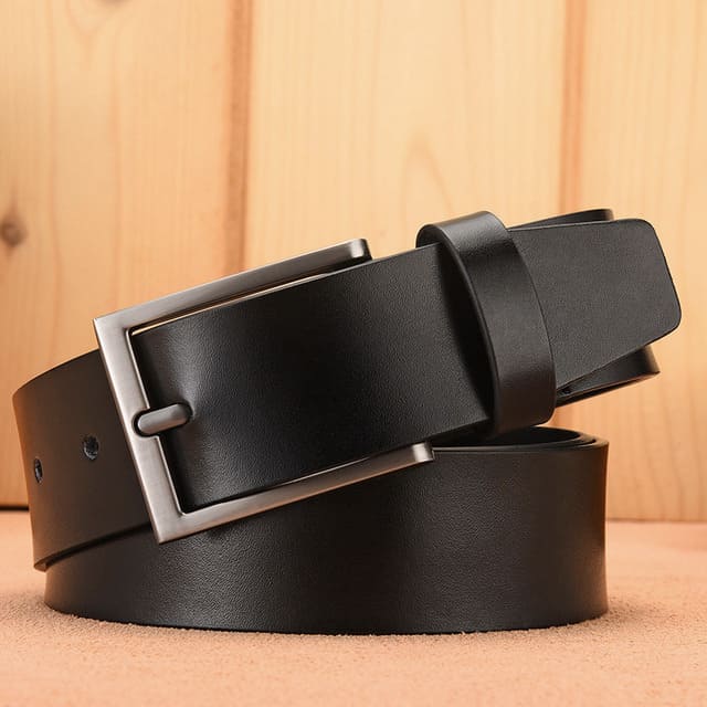 Cinto masculino social em couro legítimo com fivela clássica, ideal para traje formal com elegância e durabilidade