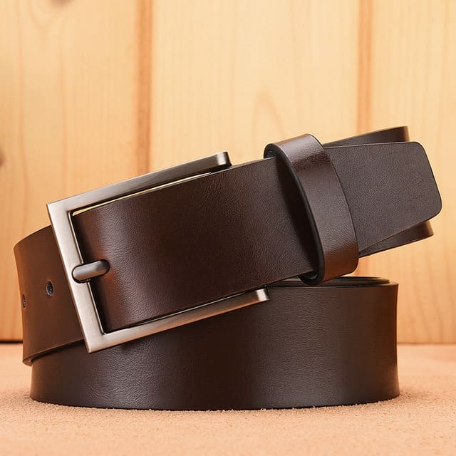 Cinto masculino social em couro legítimo com fivela clássica, ideal para traje formal com elegância e durabilidade