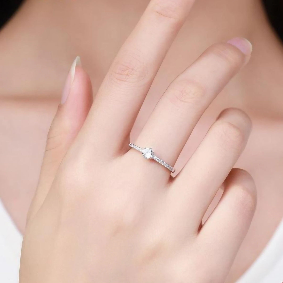 Anel solitário feminino em prata com pedra central cravejada e detalhes delicados. Uma joia atemporal, perfeita para noivado ou para compor produções clássicas e românticas.