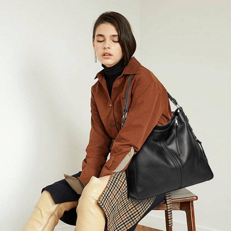 Bolsa feminina modelo hobo em couro sintético, com alça única e formato arredondado. Confortável, elegante e ideal para uso diário.