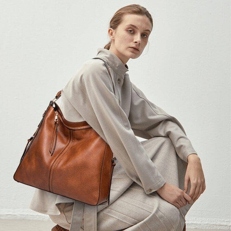 Bolsa feminina modelo hobo em couro sintético, com alça única e formato arredondado. Confortável, elegante e ideal para uso diário.
