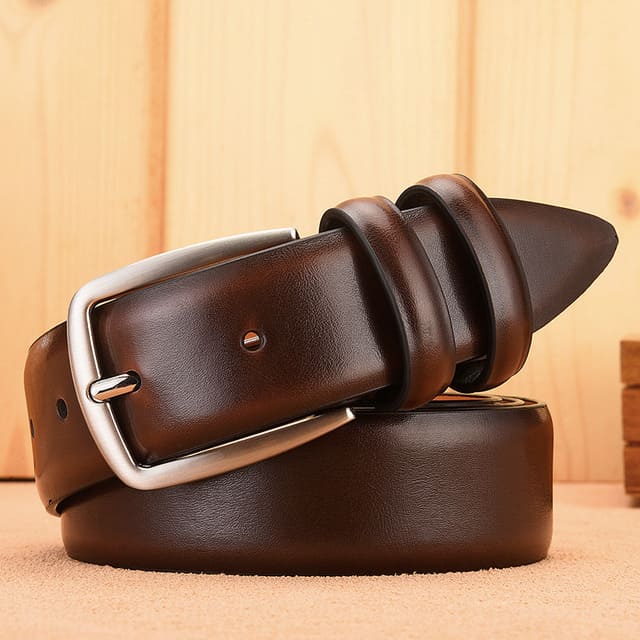 Cinto masculino social em couro legítimo com fivela clássica, ideal para traje formal com elegância e durabilidade