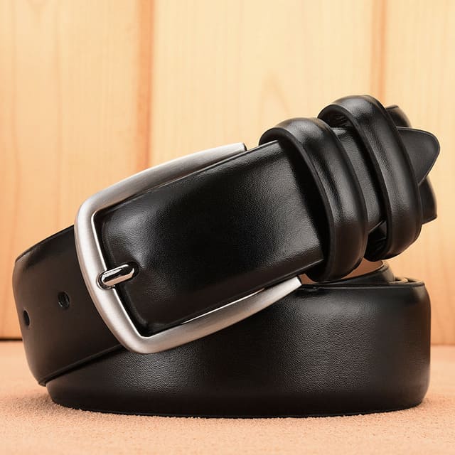 Cinto masculino social em couro legítimo com fivela clássica, ideal para traje formal com elegância e durabilidade