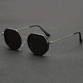 Óculos de sol feminino com lente espelhada azul e formato poligonal, acessório moderno para visuais fashionistas